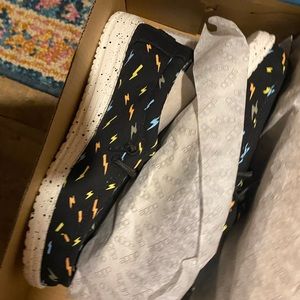 New inbox HEY DUDES size 3/4. Never worn.